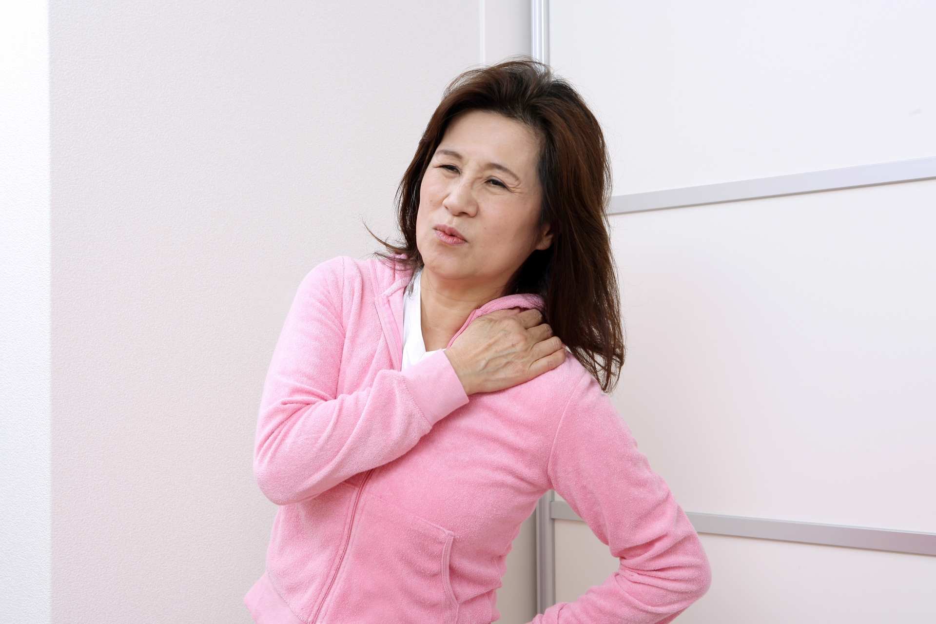 肩を痛めてる人